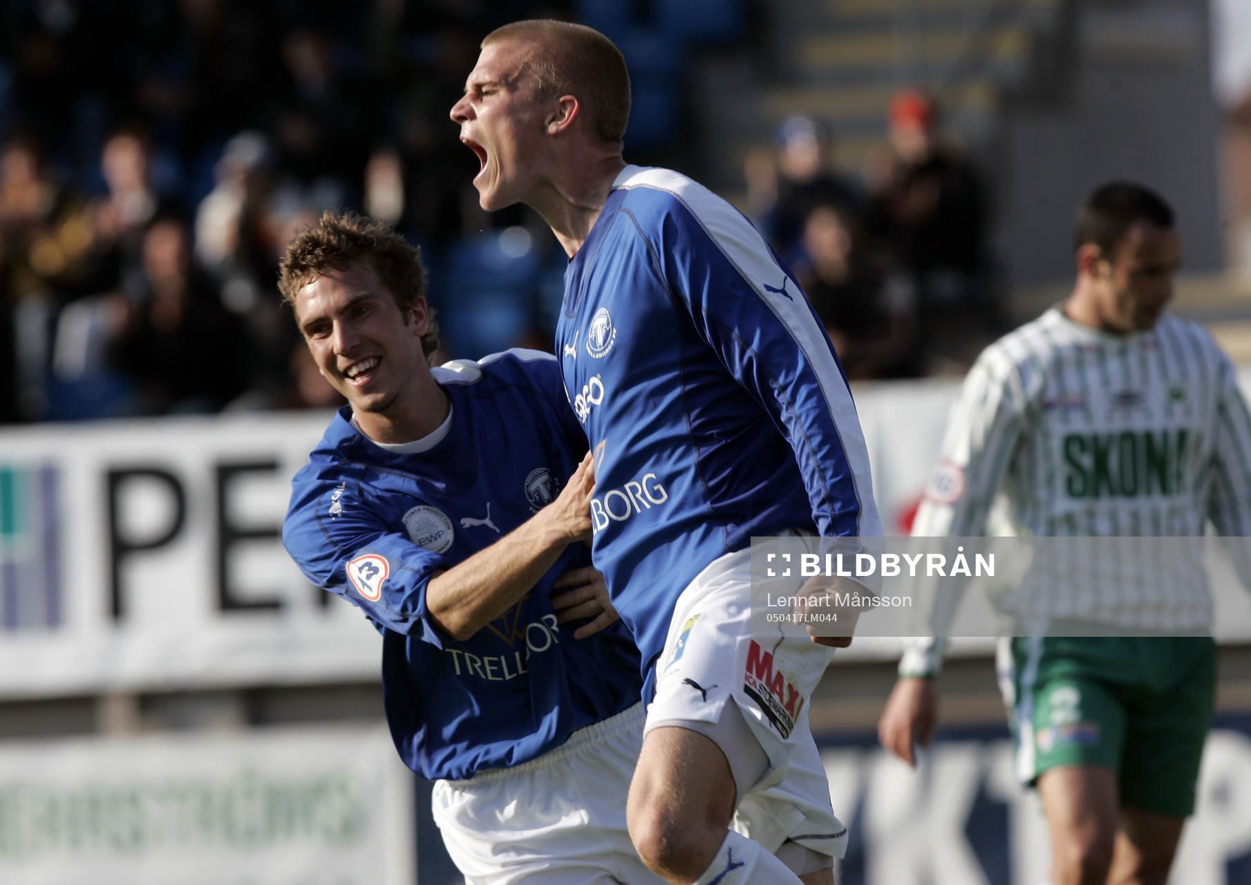 Emil Mårtensson har gjort 3-0 och grattas av Patrik Redo,