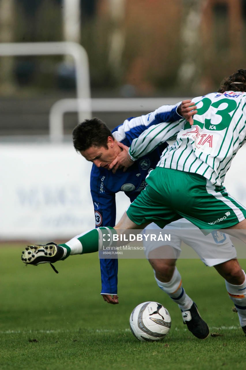 Jimmie Augustsson tar sig förbi Erik Friberg