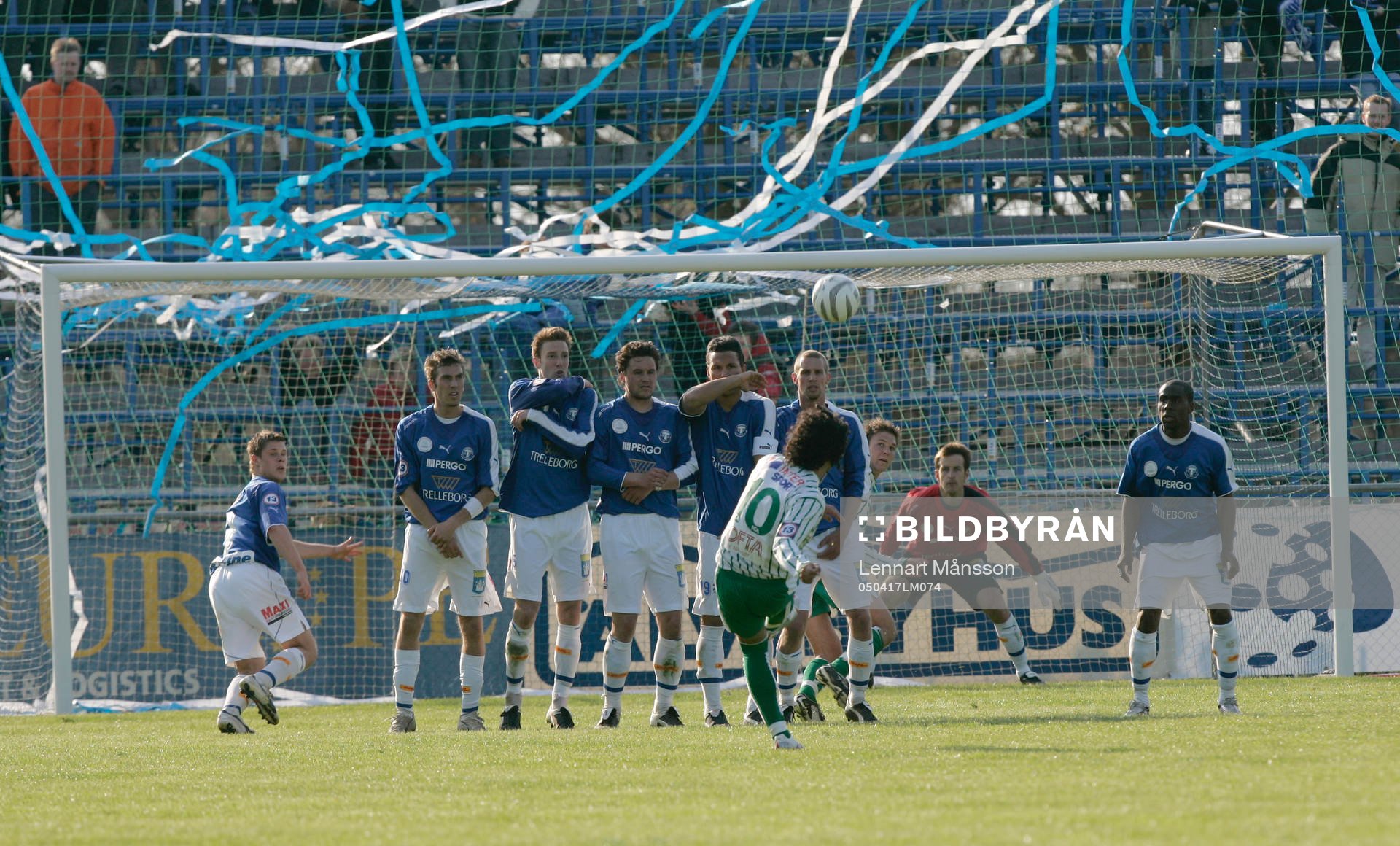 Arash Bajat skruvar en frispark mot Trelleborgs-målet,