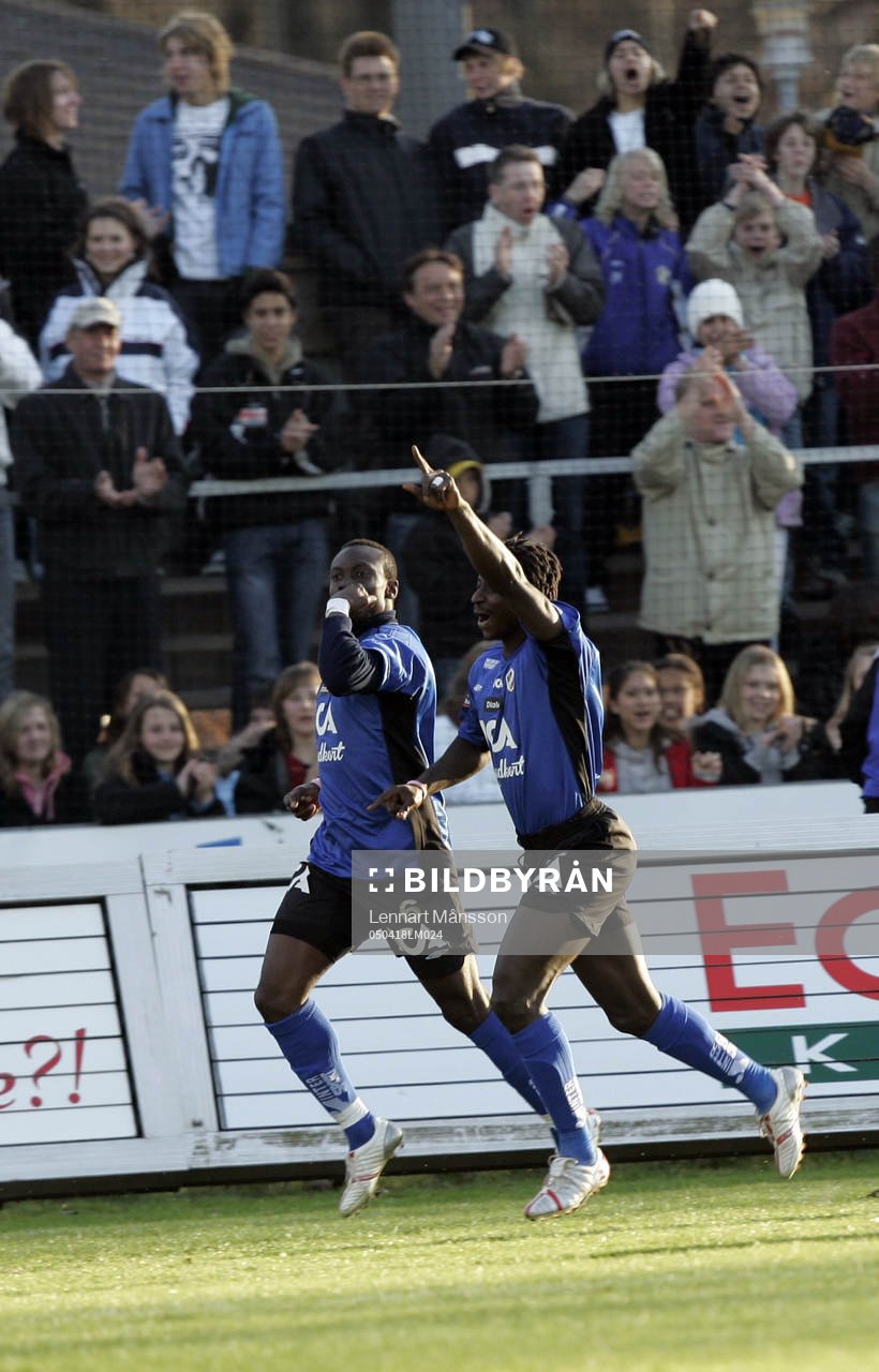  Yaw Preko, Halmstad har gjort 1-0 redan efter 15 sekunder och gratuleras av Alphajor Mamado Bah (Jubel)
