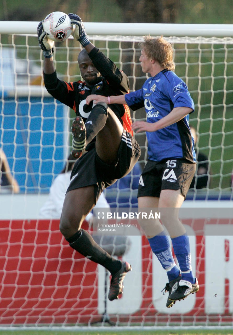 Pa Dembo Tourray fånga bollen framför Peter Larsson