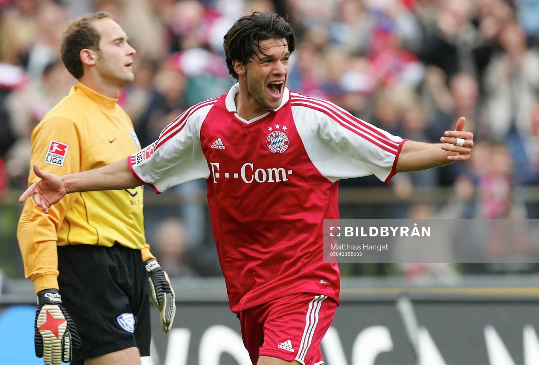 Michael Ballack jublar medan målvakten Christian Vander,
