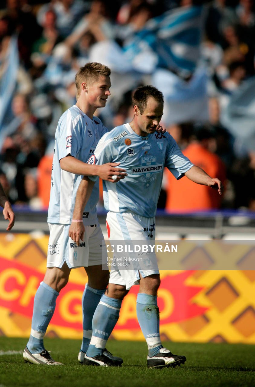 Markus Rosenberg och målskytten Tomas Olsson, Malmö