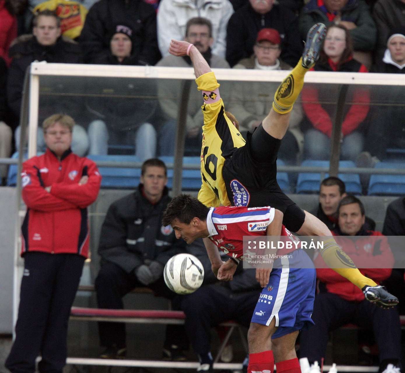 HIF-tränaren Peter Swärdh ser på när Eldin Karisik