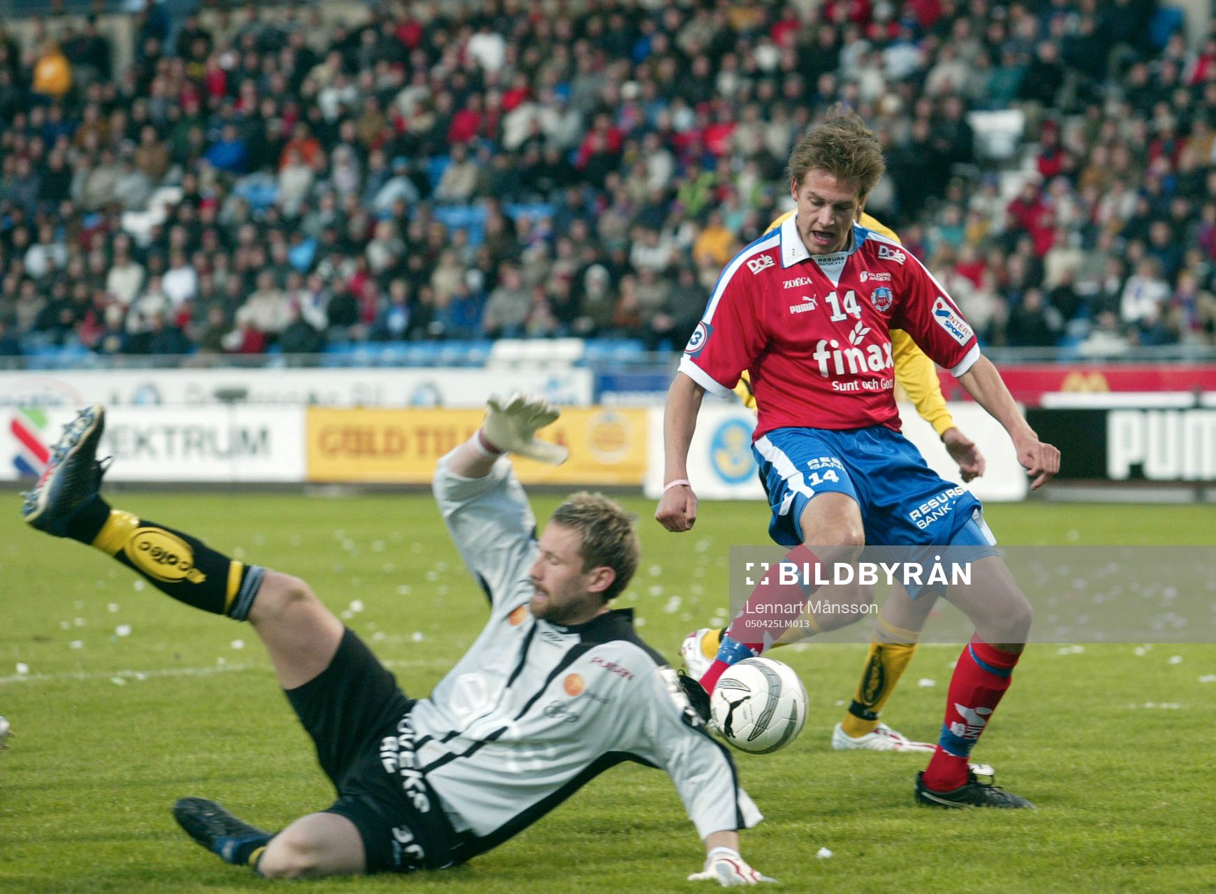 2-0 Andreas Granqvist tar sig igenom Elfsborgs-försvaret,