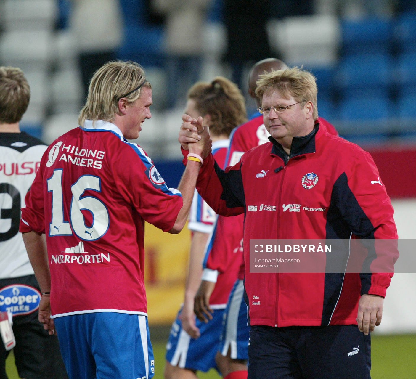 Grattis målskytt, Peter Swärdh grattar 1-0 skytten