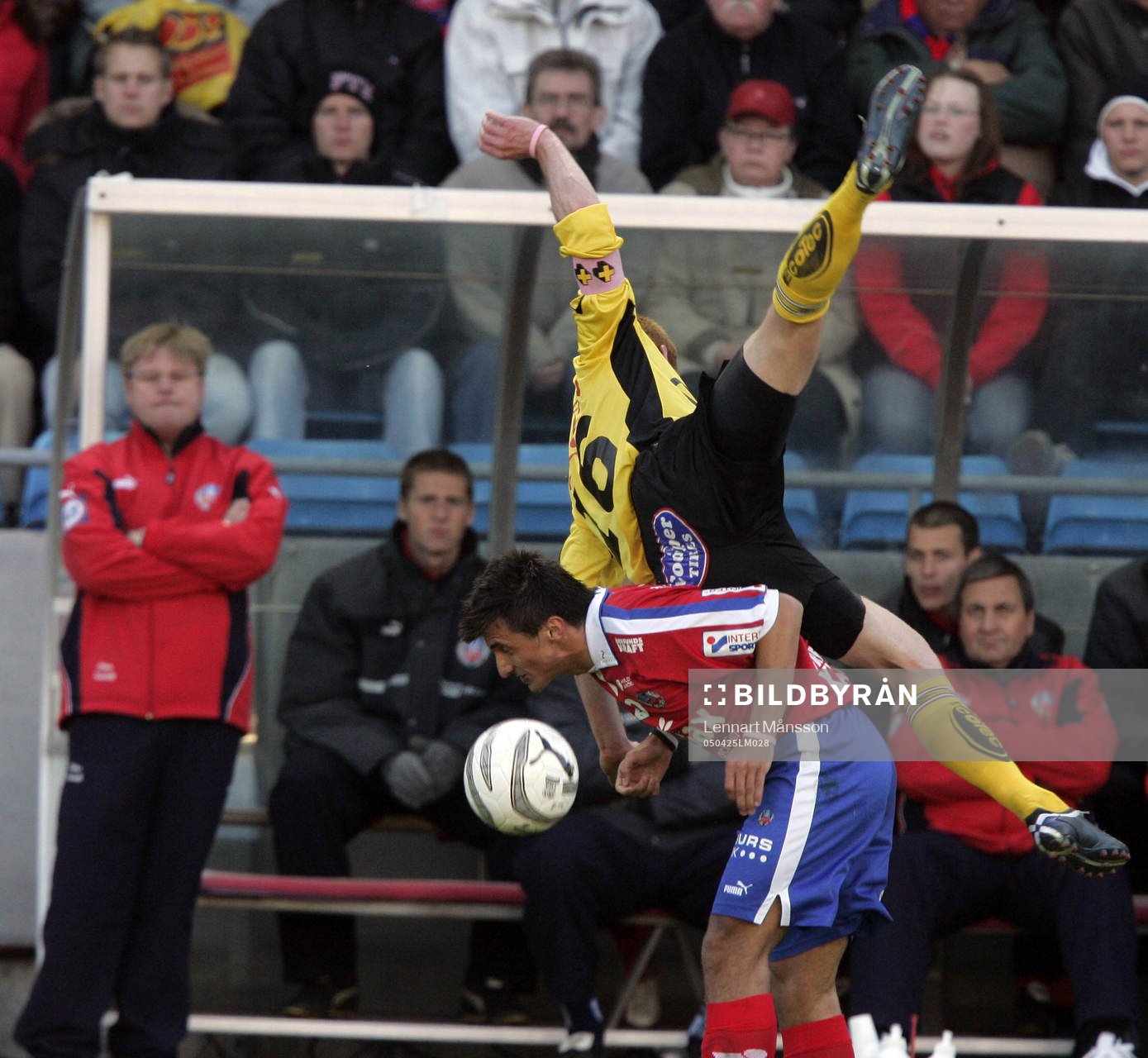 HIF-tränaren Peter Swärdh ser på när Eldin Karisik