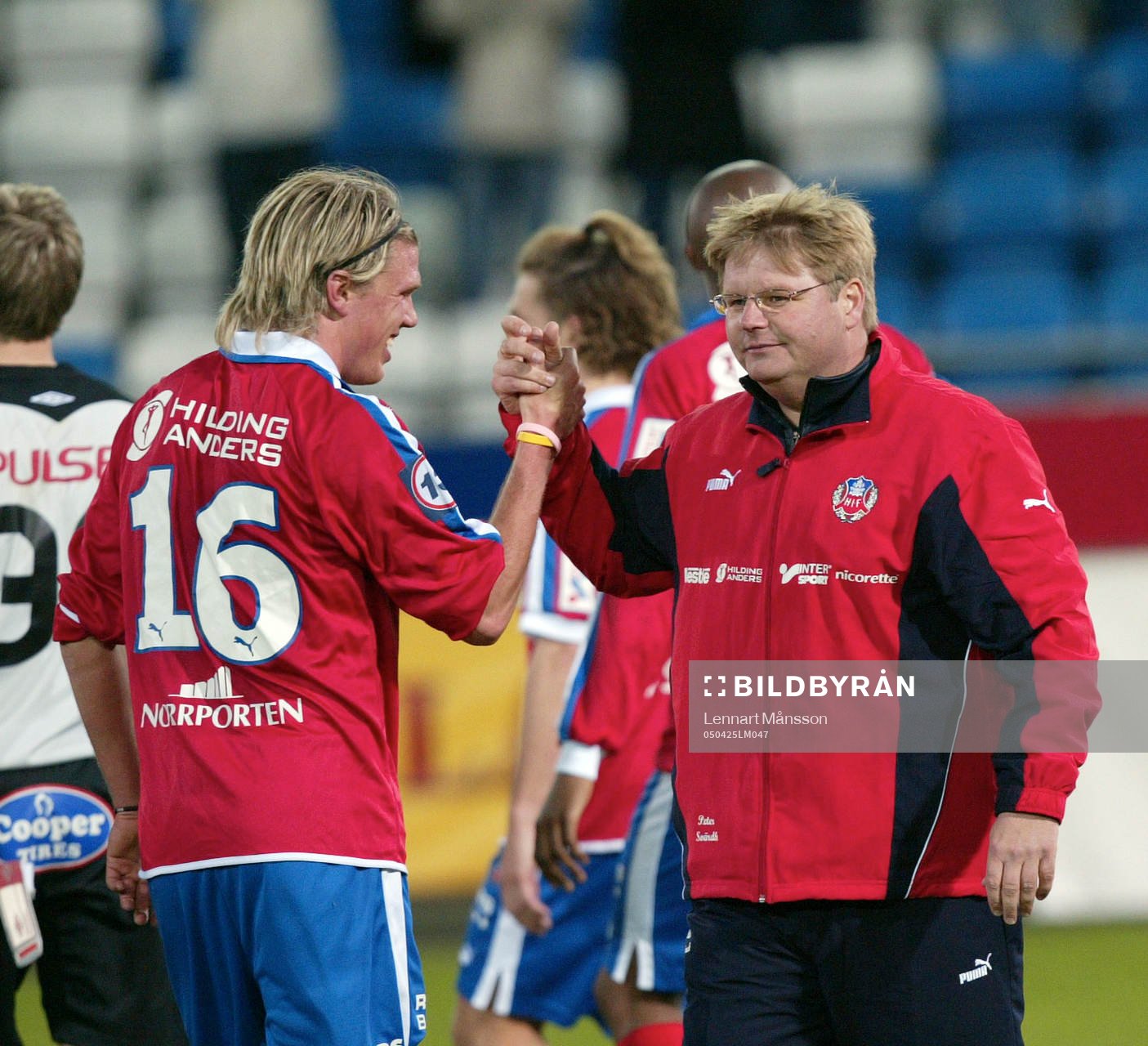 Grattis målskytt, Peter Swärdh grattar 1-0 skytten