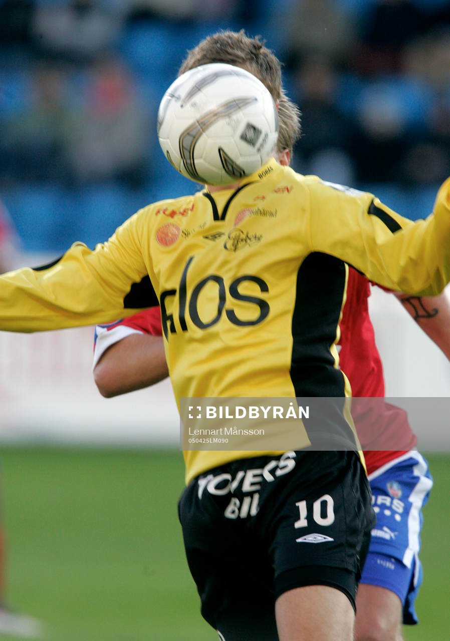 Samuel Holmén, boll framför huvud
