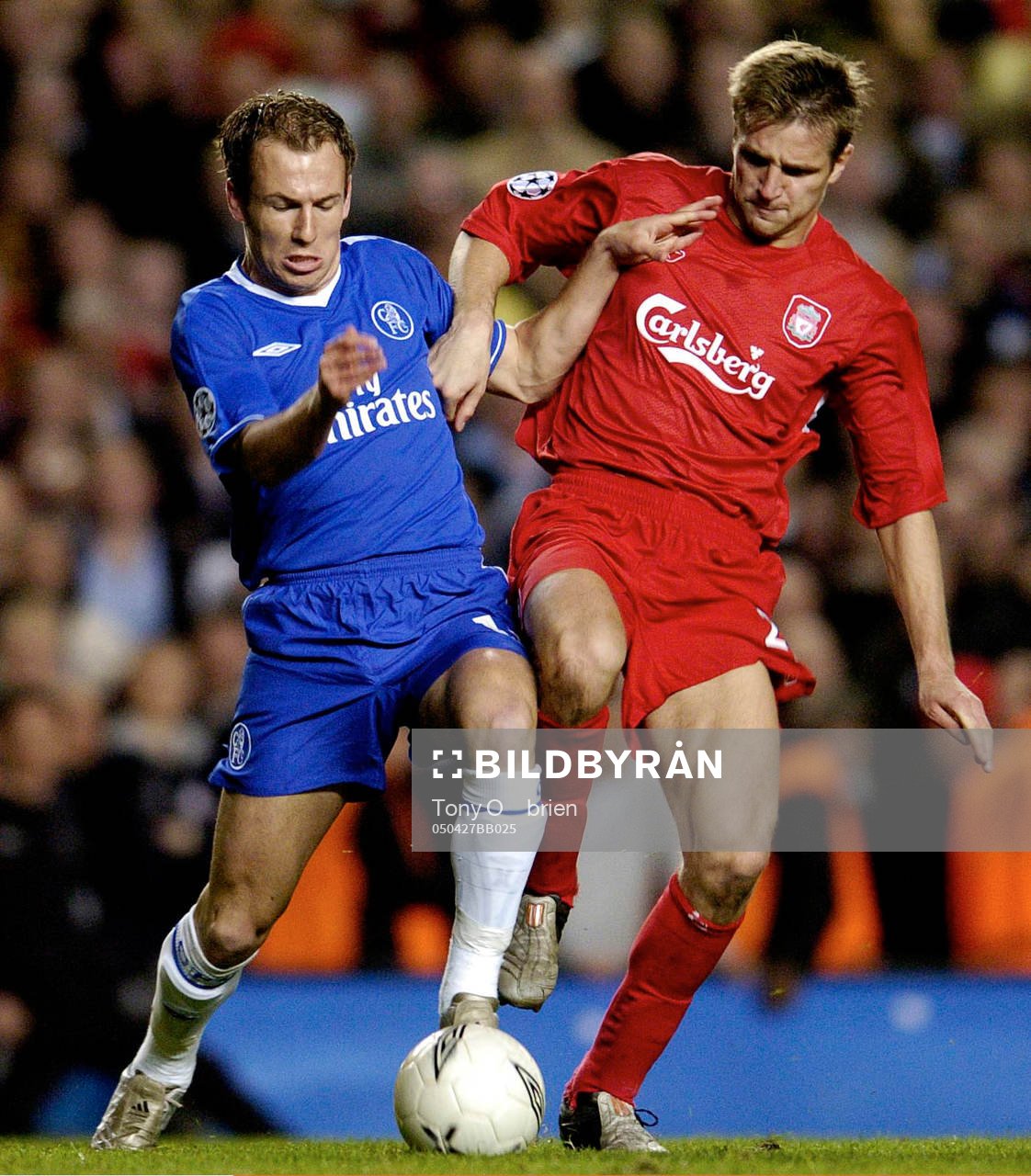  Chelsea's Arjen Robben och Liverpool's Igor Biscan.