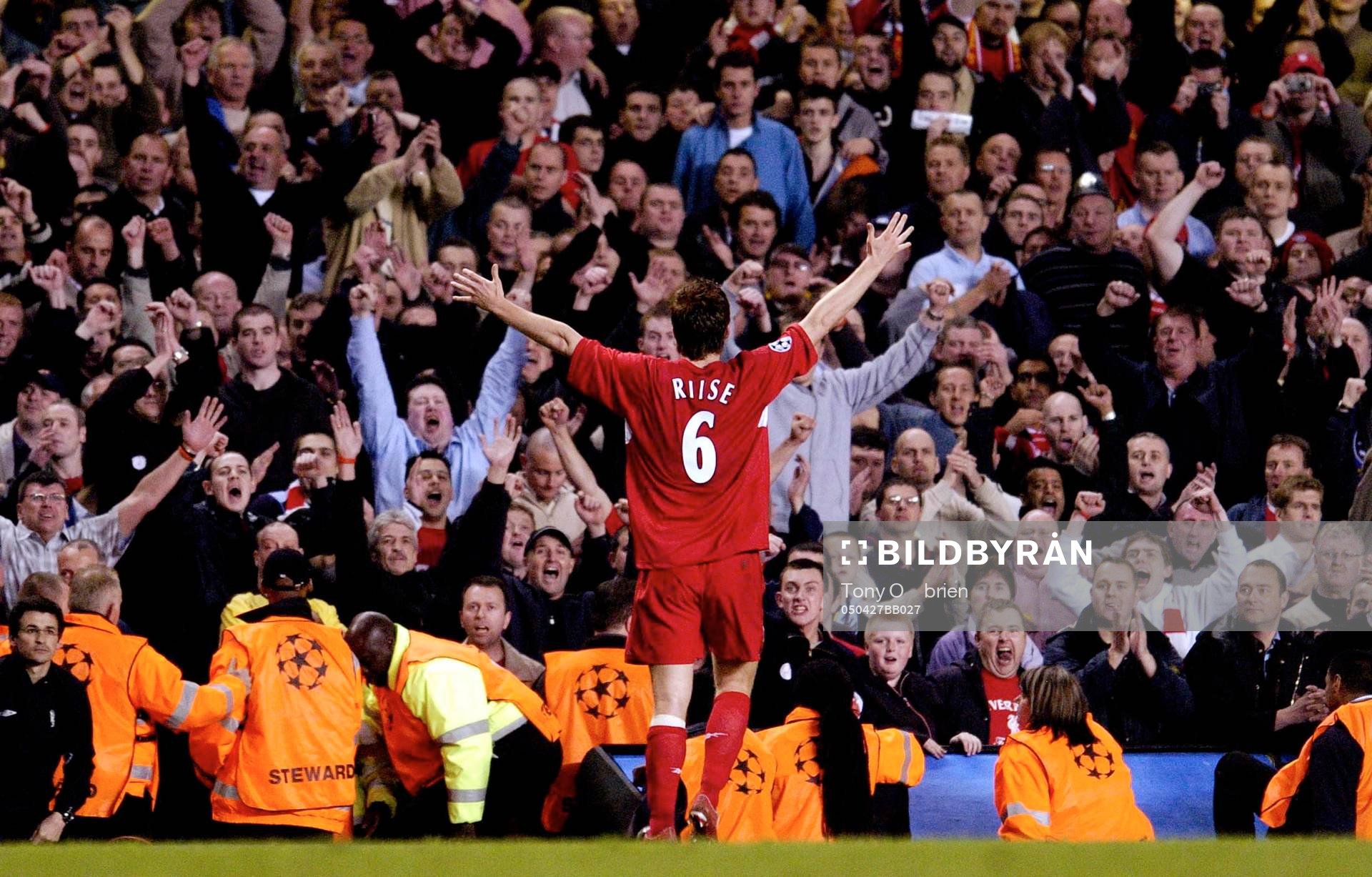 Liverpool's John Arne Riise tackar publiken
