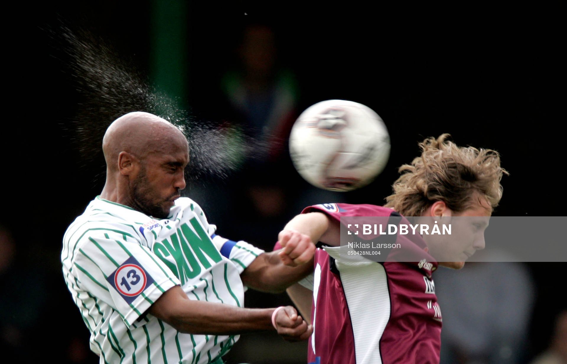 Fotboll, Superettan, Frˆlunda-V‰sterÂs: Anildo Spencer, Frˆlunda i hˆjdduell med en V‰sterÂsspelare. 