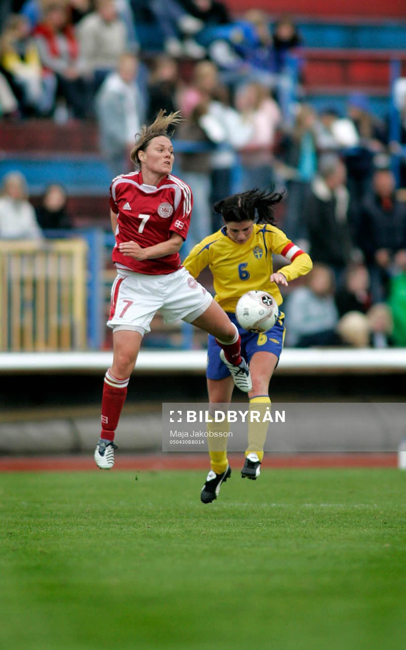 Fotboll, dam, Sverige-Danmark: Cathrine Paskee Sörensen, Danmark och Malin Moström, Sverige.