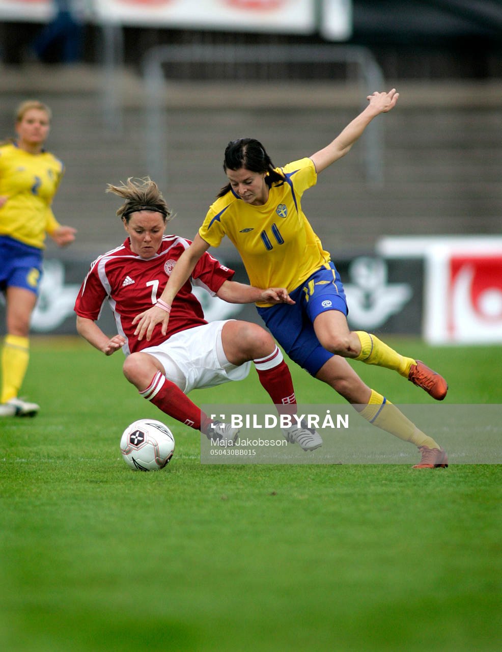 Fotboll, dam, Sverige-Danmark: Cathrine PaaskeSörensen, Danmark och Lotta Schelin, Sverige.