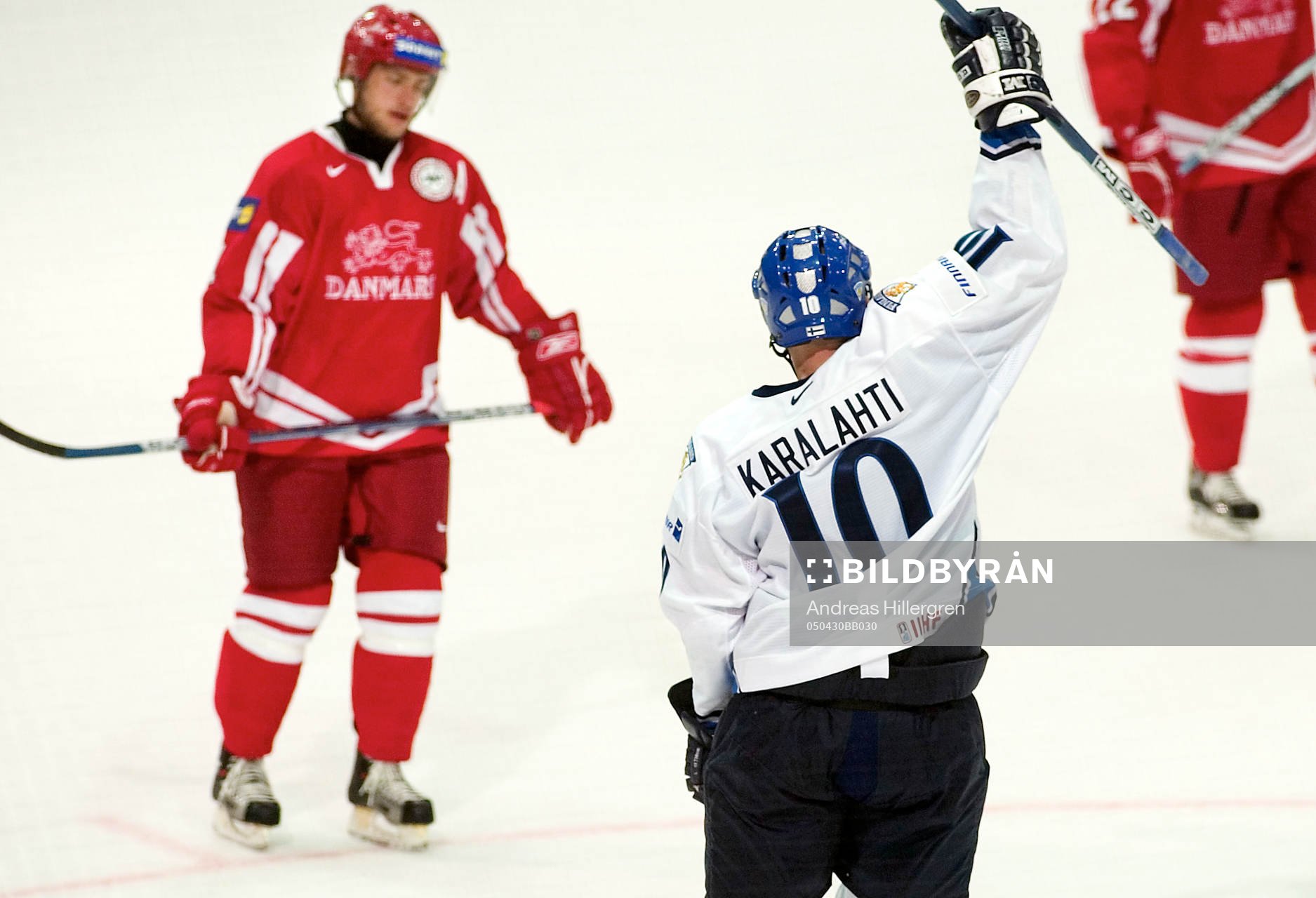 Jere Karalahti jublar för Finlands första mål i