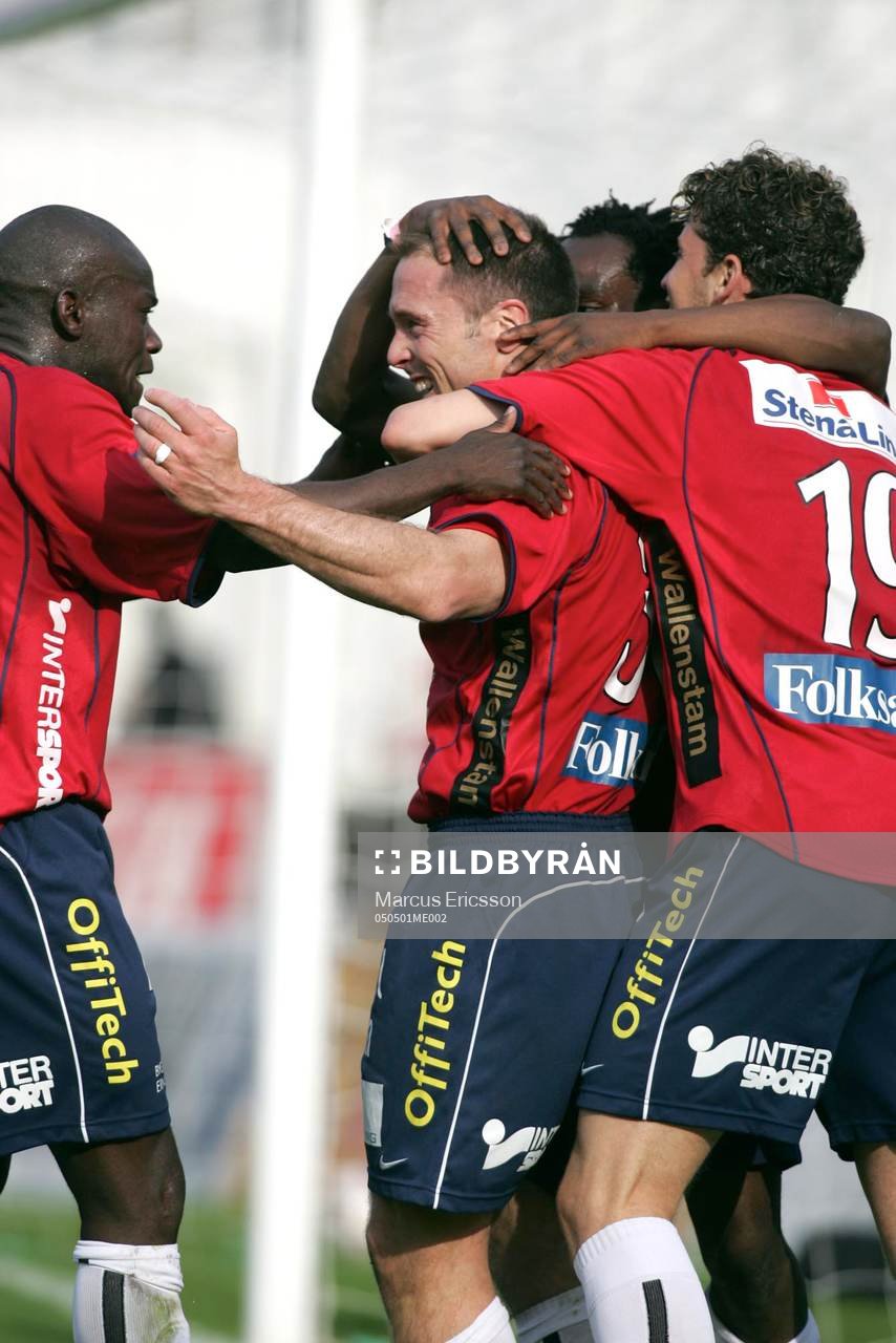 Magnus Källander kramas om av laget, Jubel