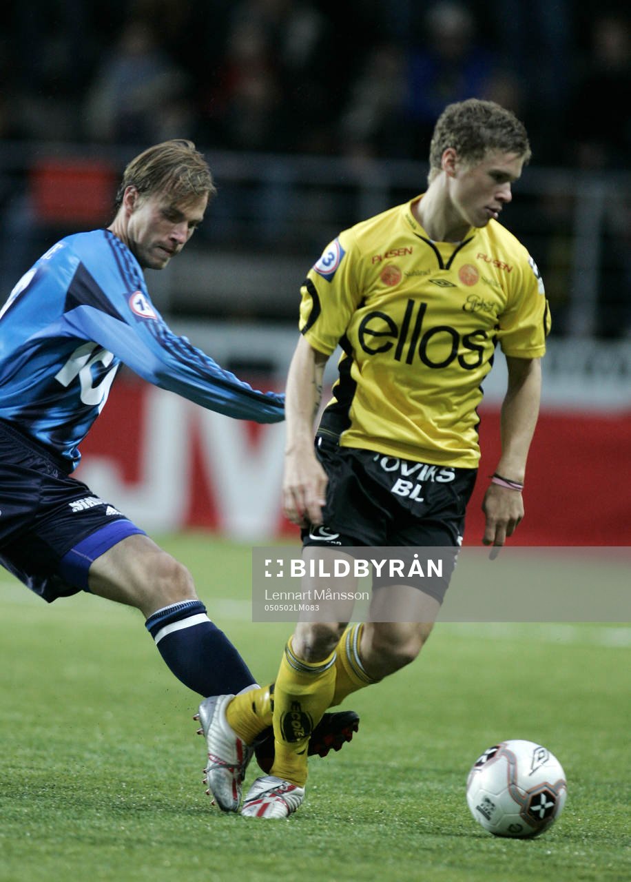 Samuel Holmén på väg att fällas av Markus Johannesson