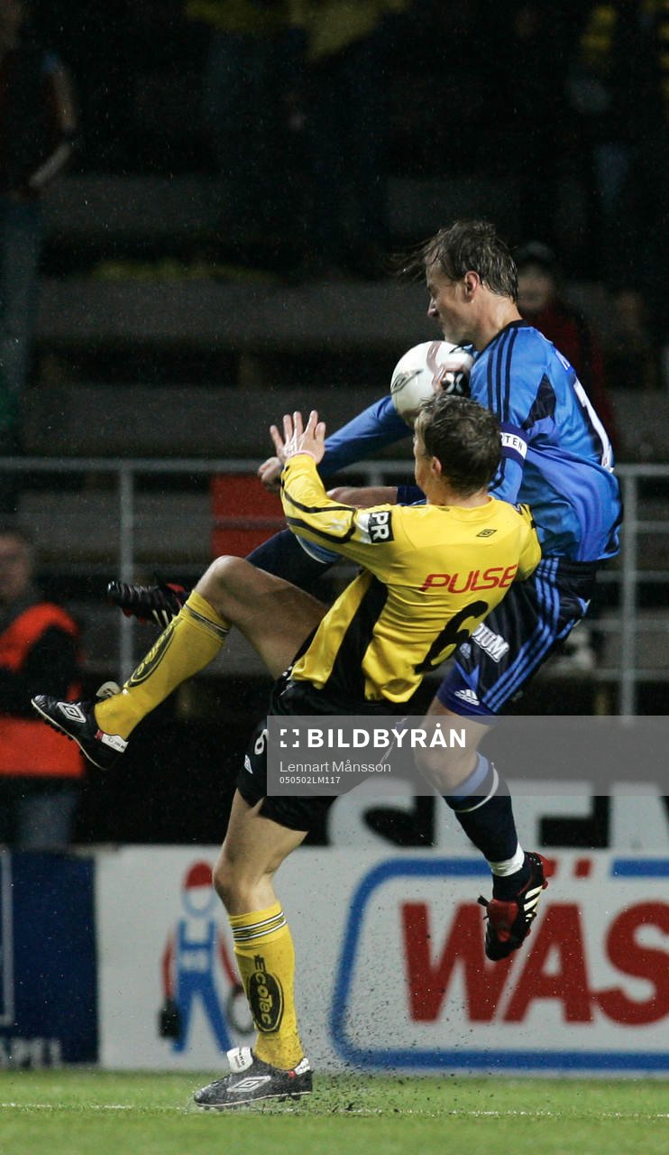  Daniel Alexandersson i kamp med Markus Johannesson.