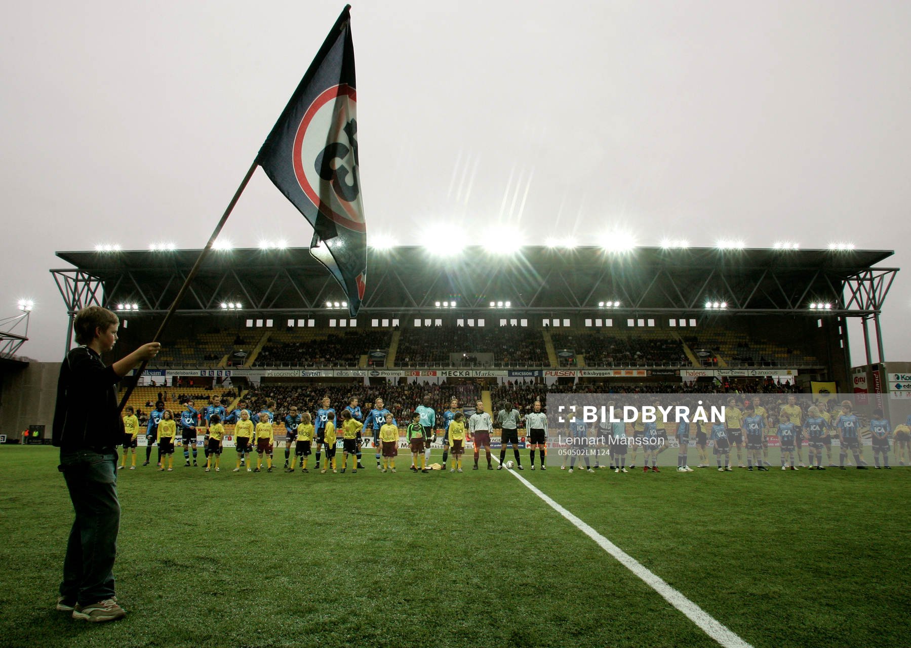 Borås Arena, lagen uppställda, 13 rätt-flagga, Svenska