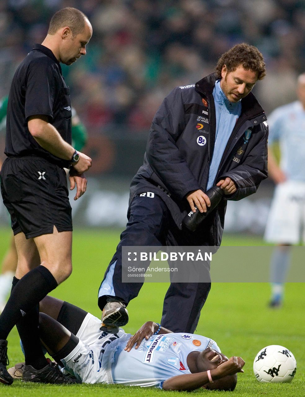 Joseph Elanga, Malmö FF och Martin Hansson, domare, skada