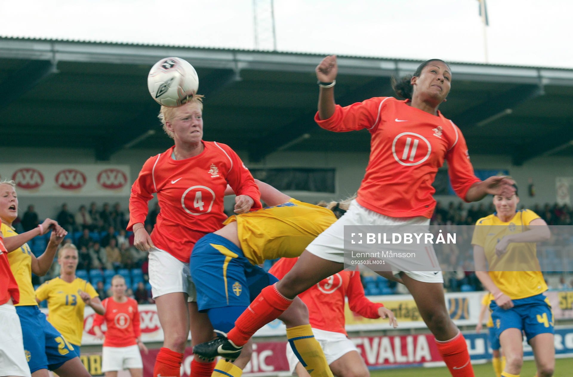 1-0 Sara Larsson mellan två motståndare skarvar i mål