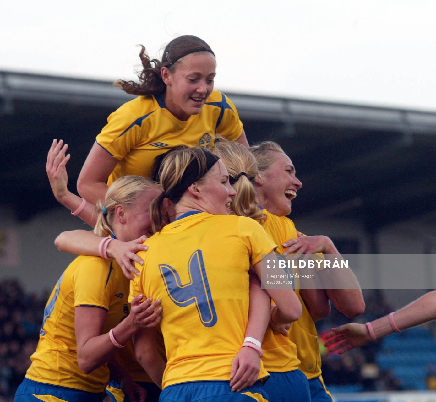 1-0, Sverige jublar: Terese Sjögran, Hanna Marklund,