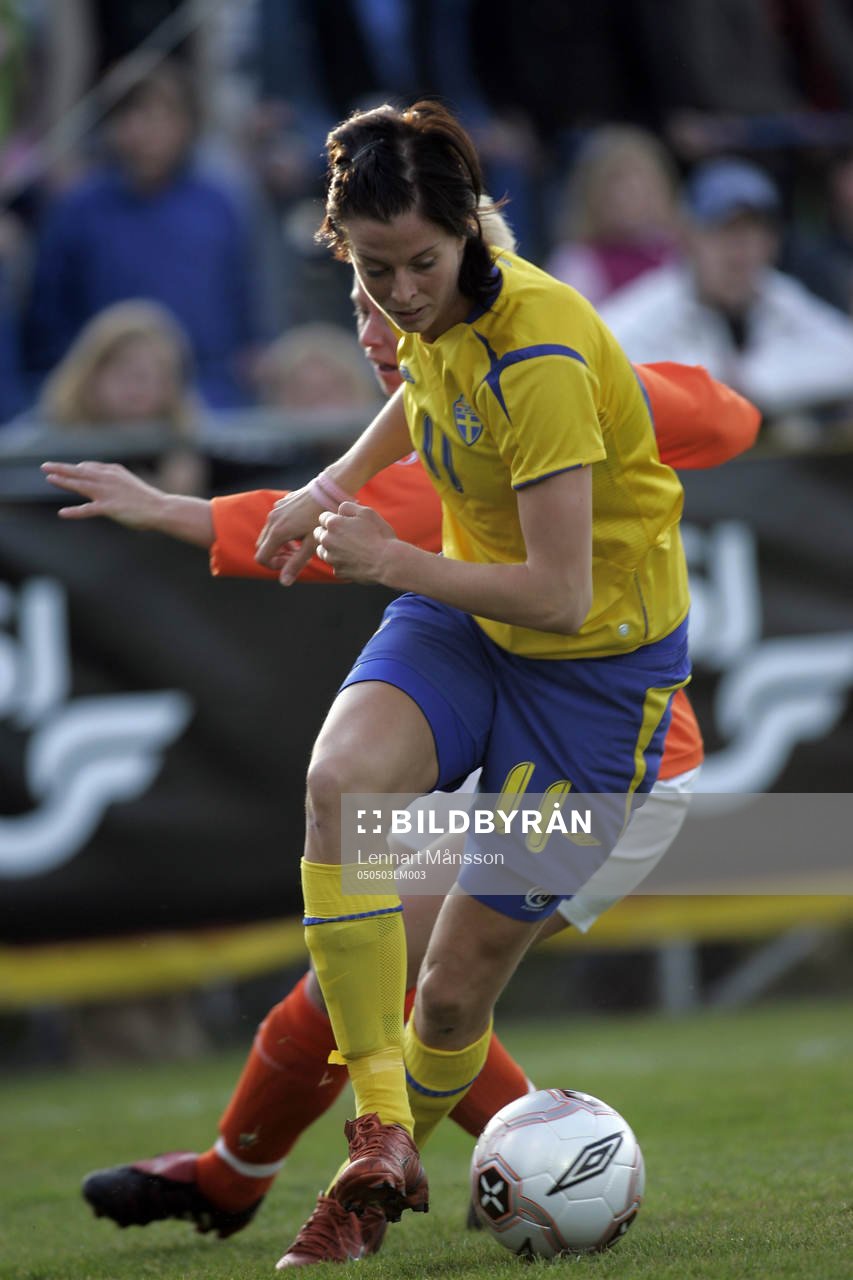 Lotta Schelin vänder bort en motståndare