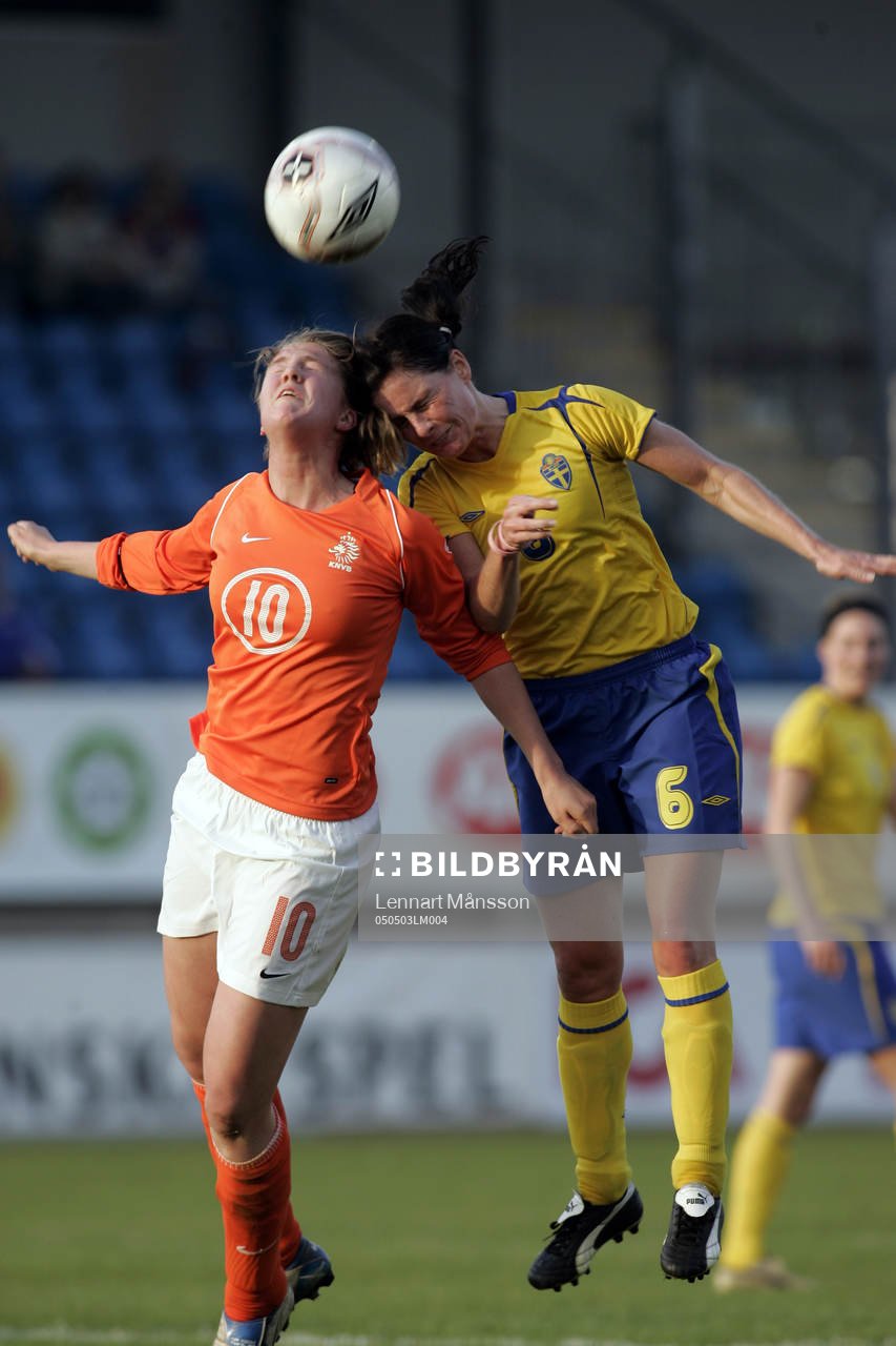 Malin Moström  nickduellerar med Kirsten van de Ven