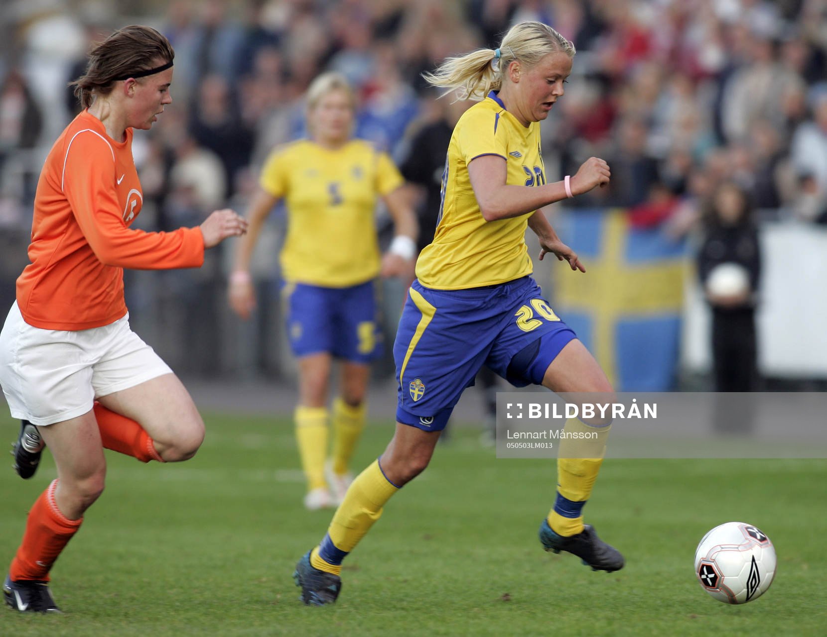 Josefine Öqvist lämnar Petra Hogewoning bakom sig