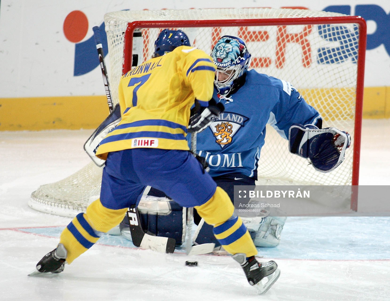 Niklas Kronvall gör 1-1 på Fredrik Norrena, målvakt