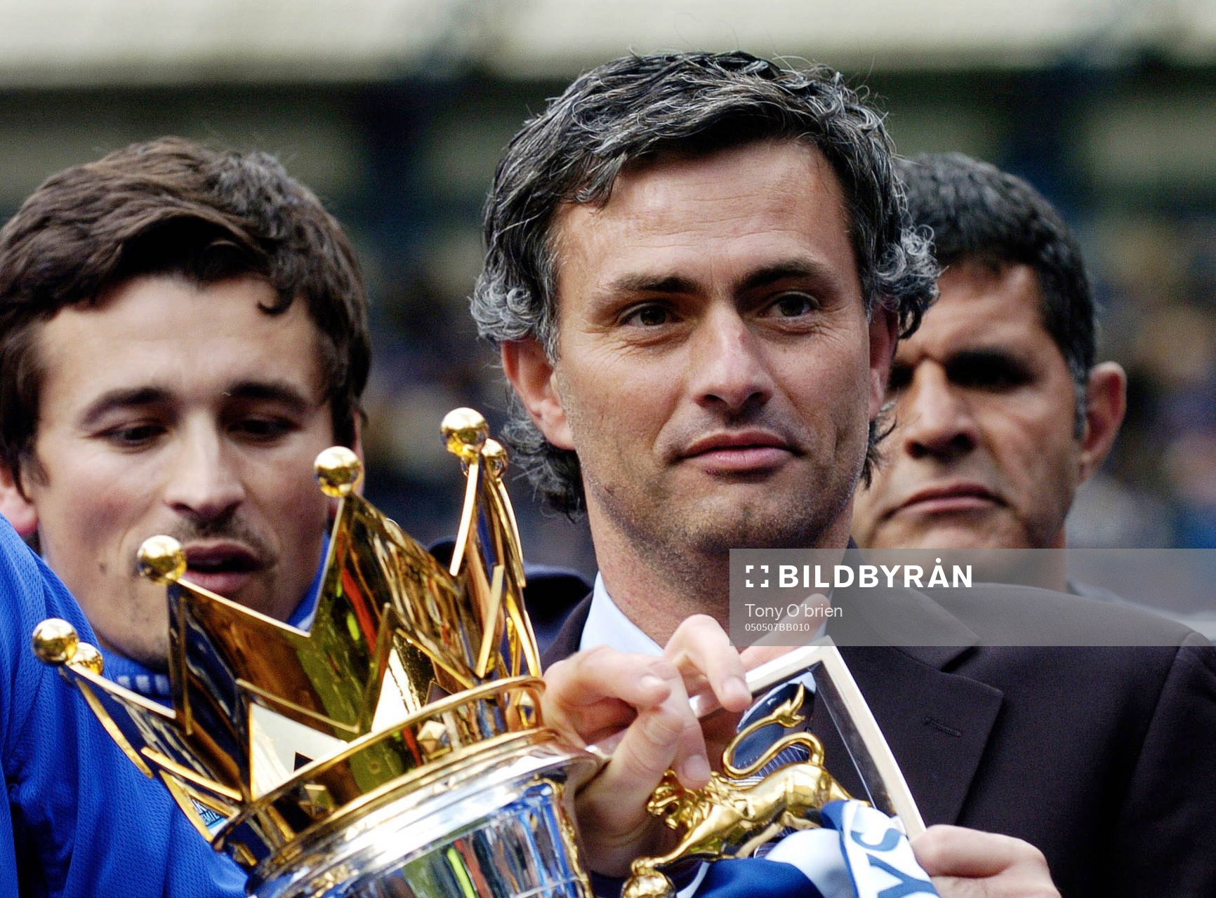  Chelsea manager Jose Mourinho med pokalen