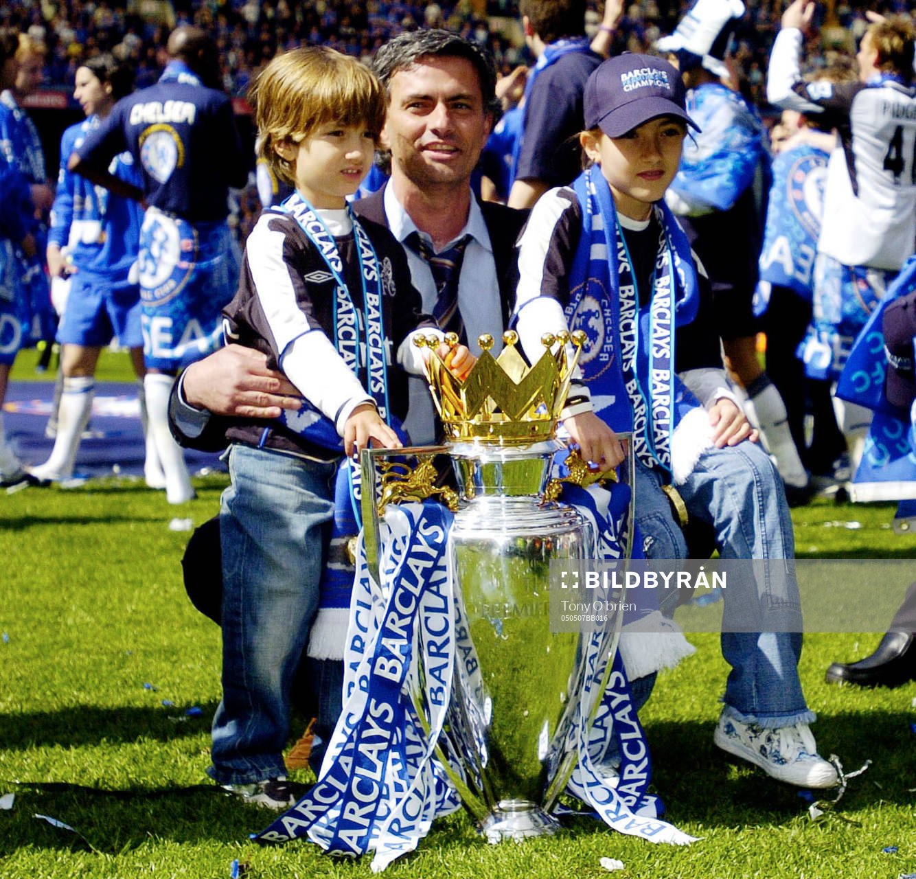  Chelsea manager Jose Mourinho med pokalen