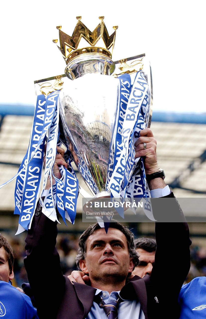  Chelsea manager Jose Mourinho med pokalen