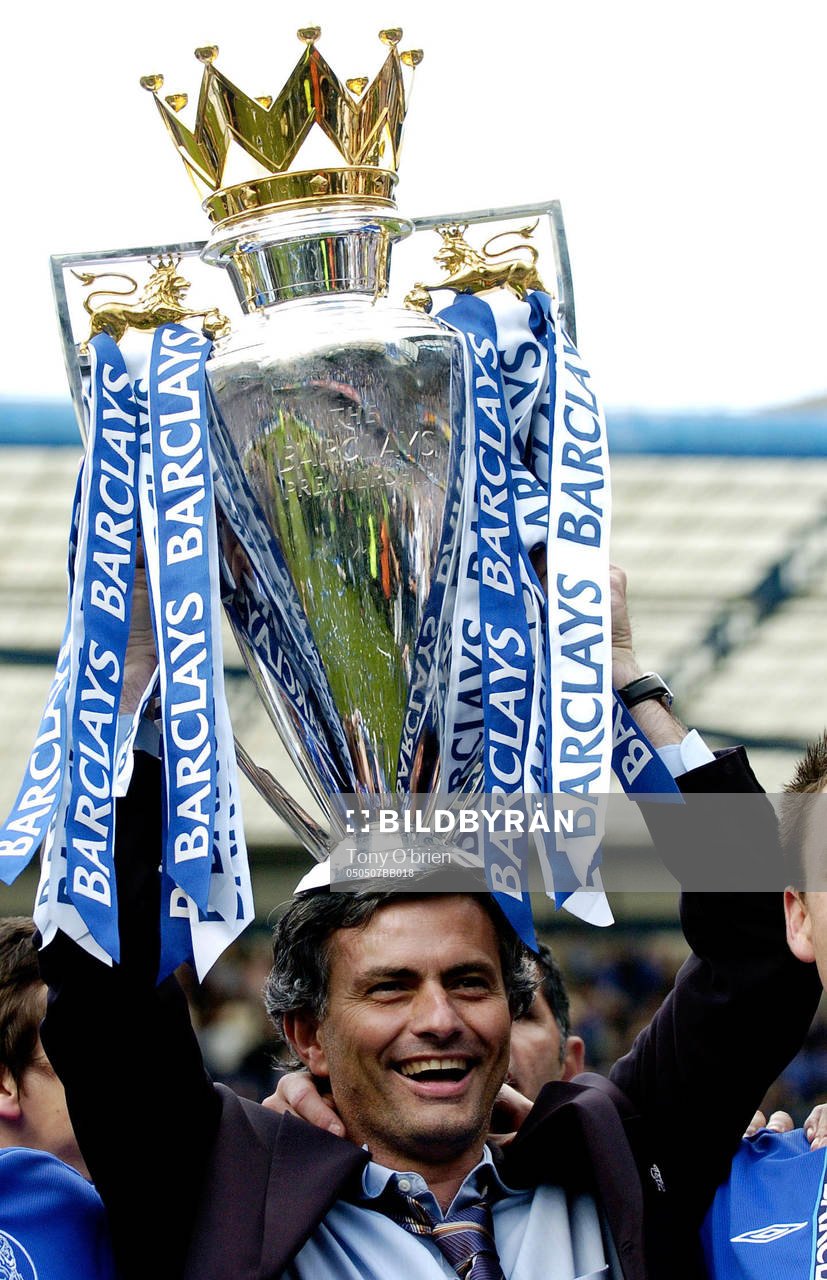  Chelsea manager Jose Mourinho med pokalen