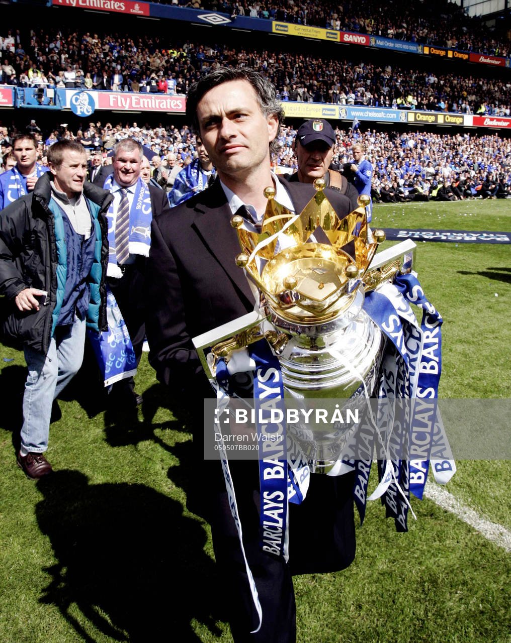  Chelsea manager Jose Mourinho med pokalen