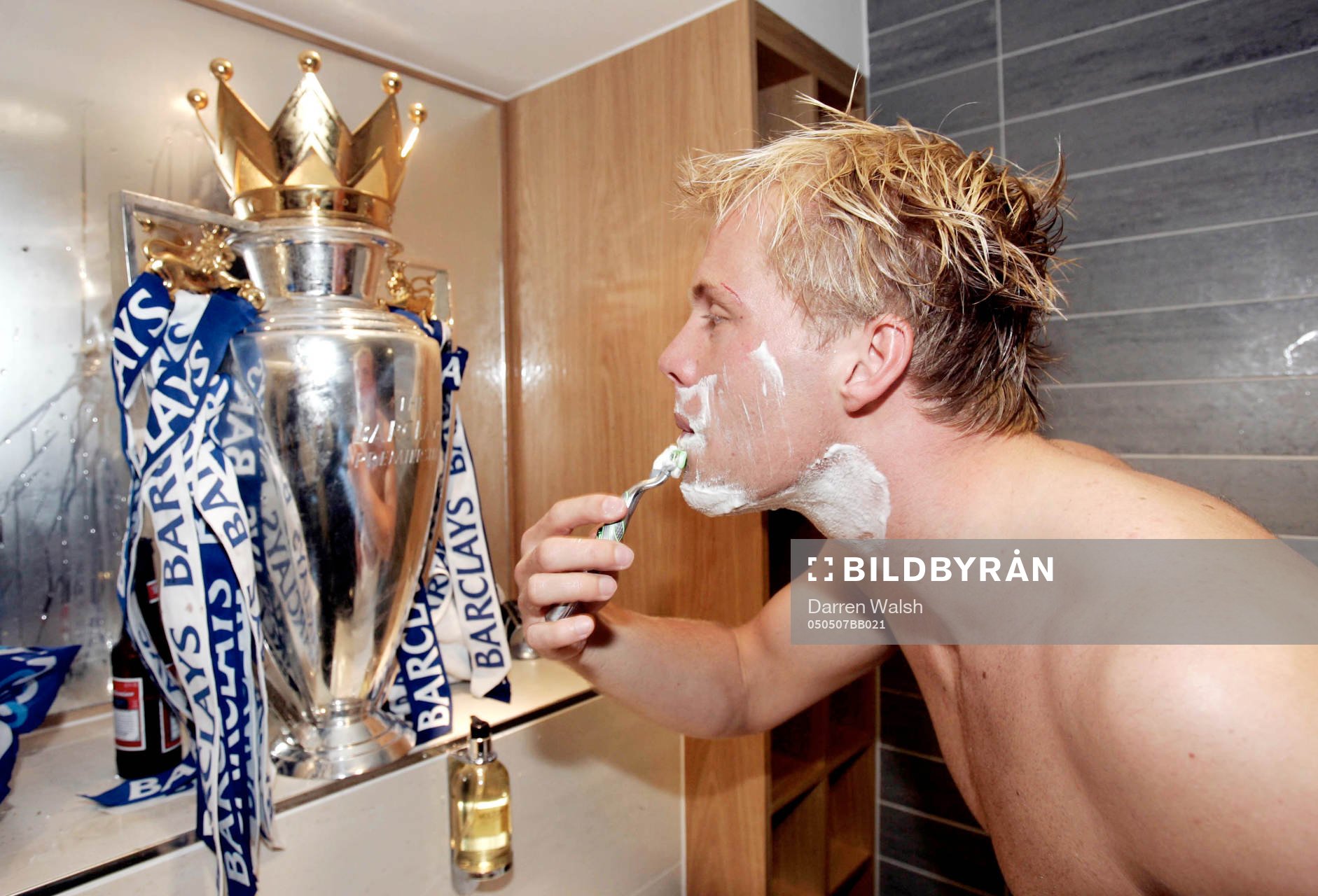  Eidur Gudjohnsen rakar sig med segerpokalen som spegel