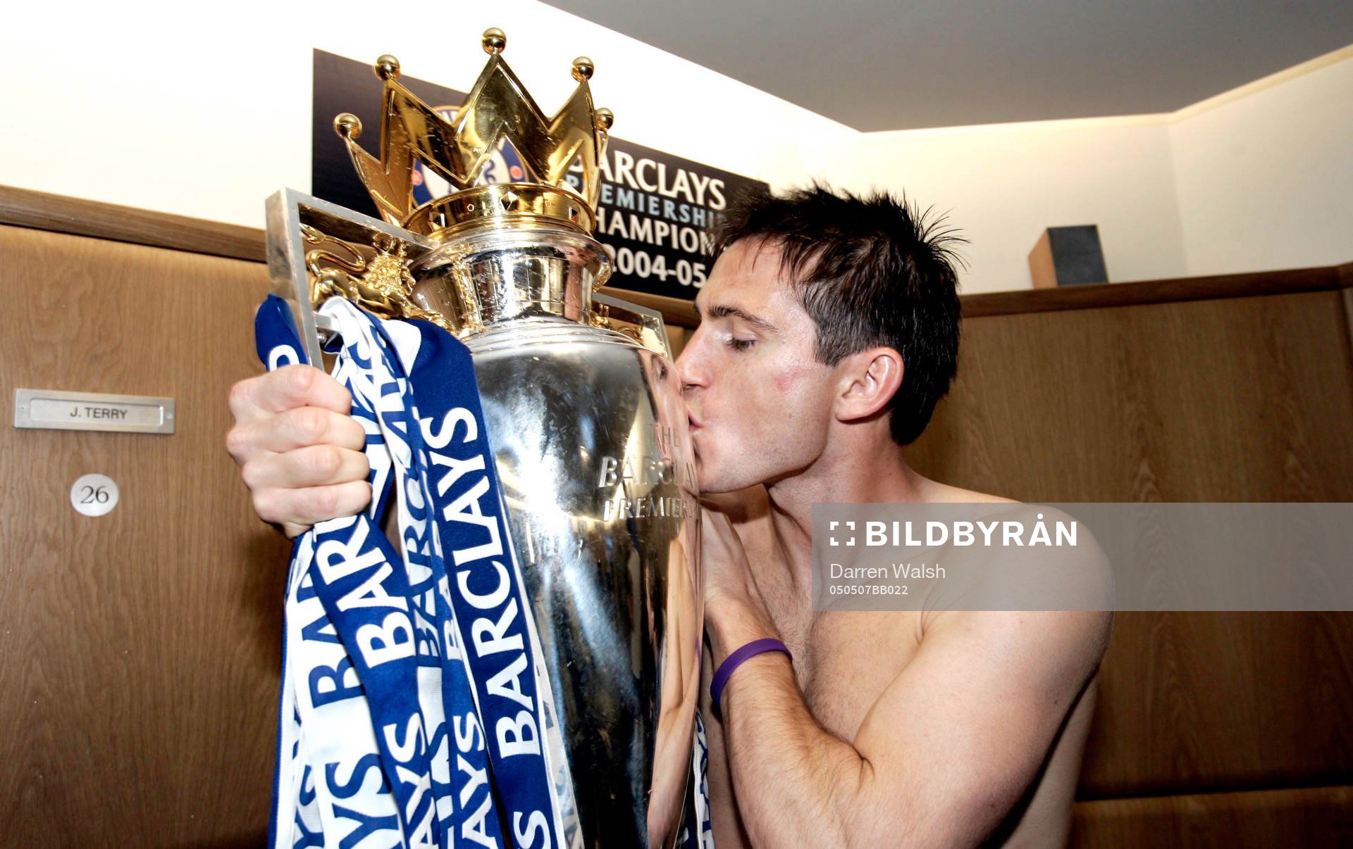 Frank Lampard kysser segerpokalen