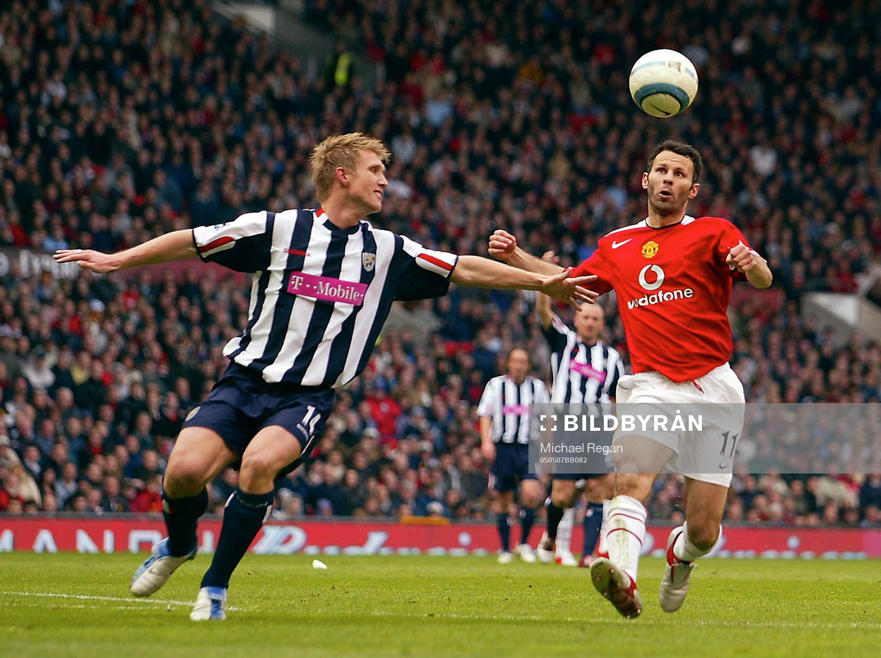 Man Utd's Ryan Giggs och WBA Martin Albrechtsen