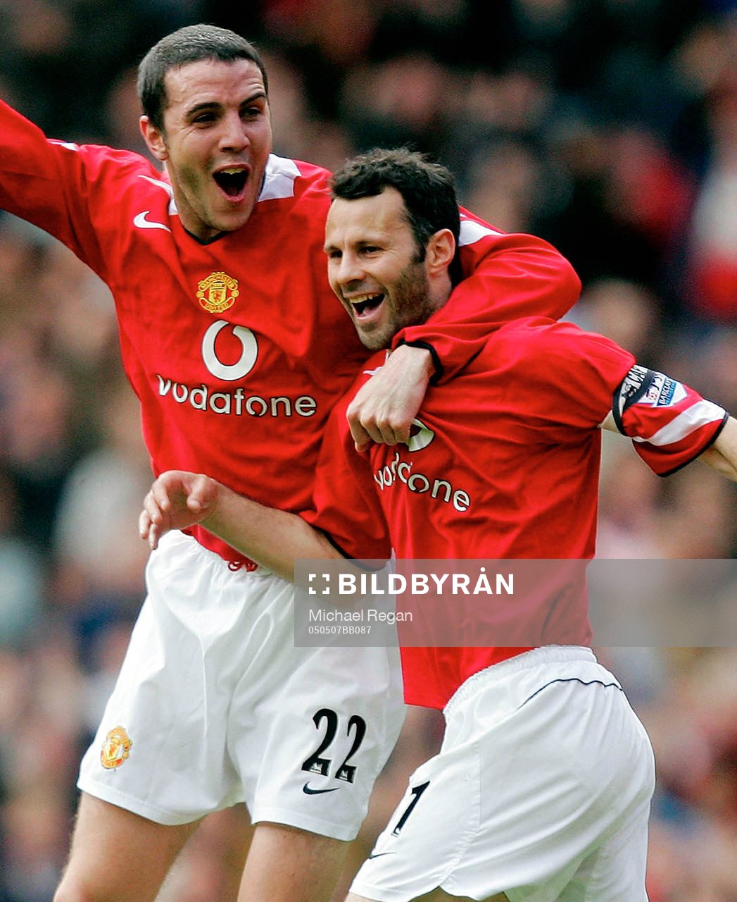 Ryan Giggs jublar med John O'Shea