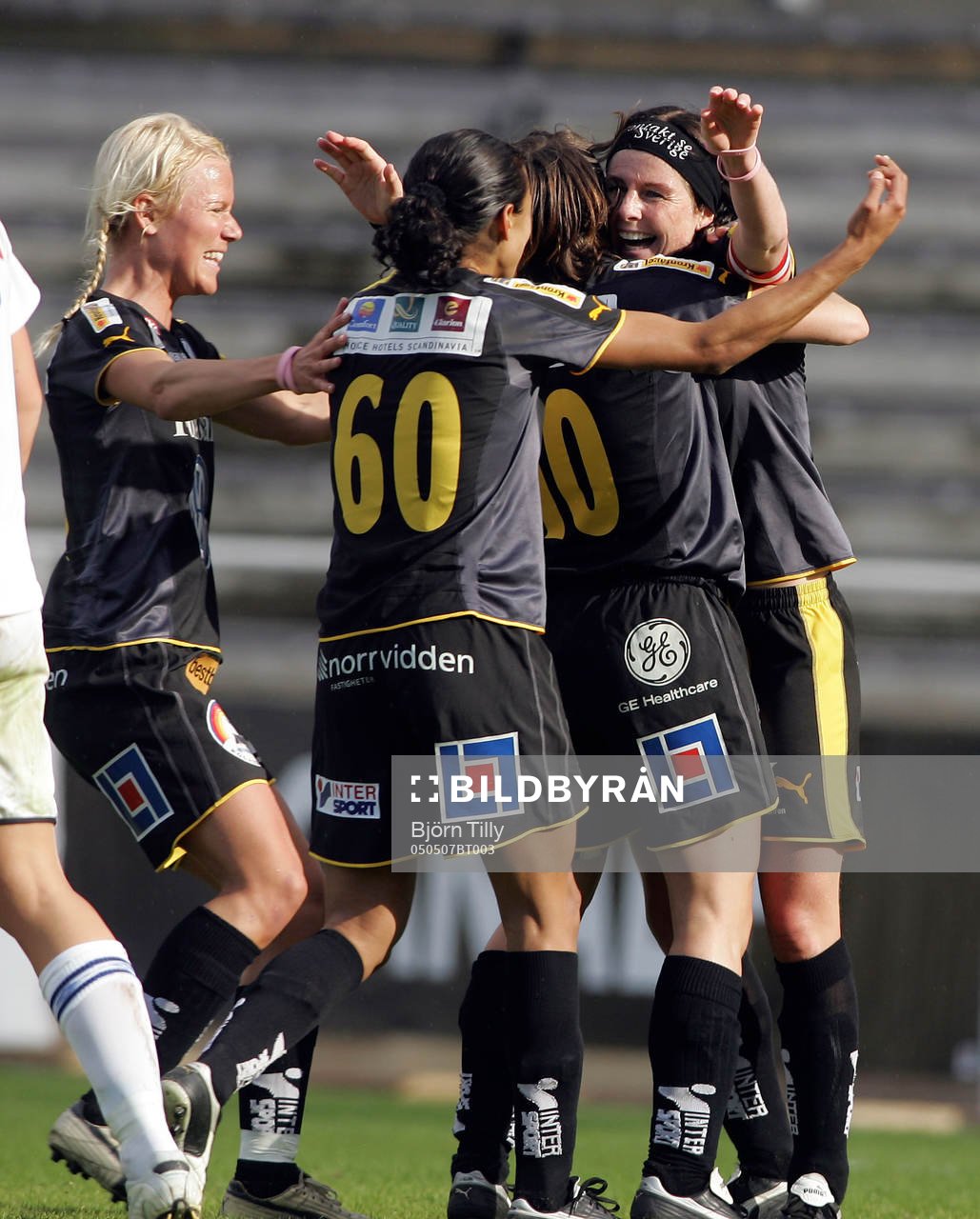 Fotboll, Dam, Allsvenskan, Djurgården/Älvsjö - Umeå: Umeå glädje efter Malin Moströms 0-1 på straff. 