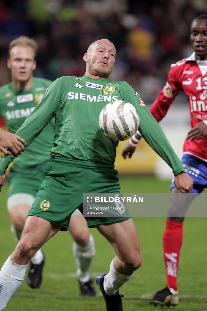 Niclas Hindsberg tar ner bollen