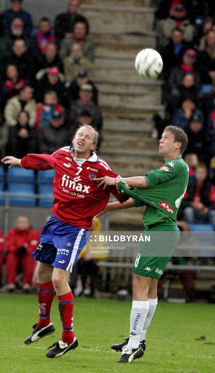 Gustaf Andersson nickar och drar Peter Gerrbrandt i tröjan