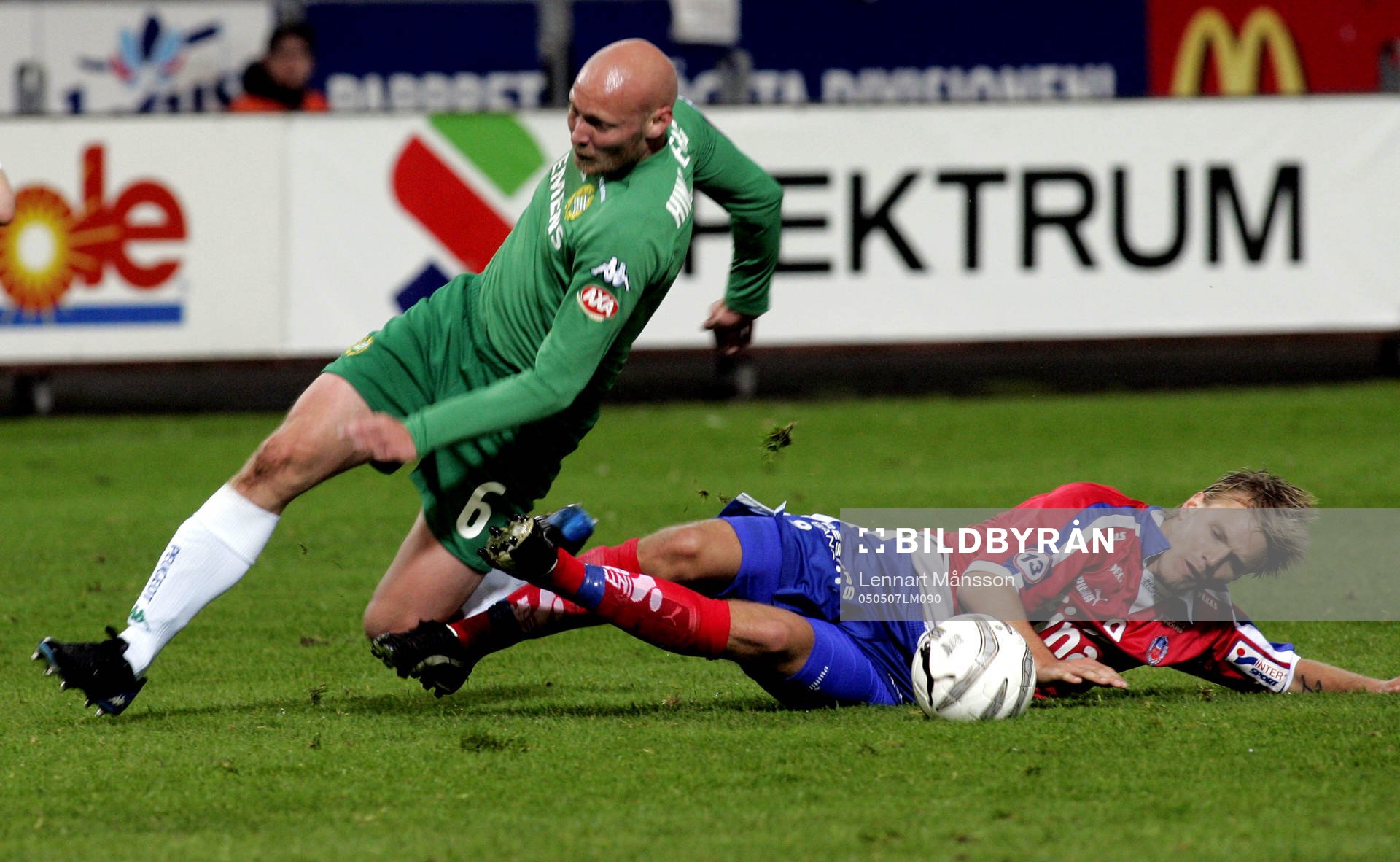 Niclas Hindsberg tacklas av Andreas Dahl