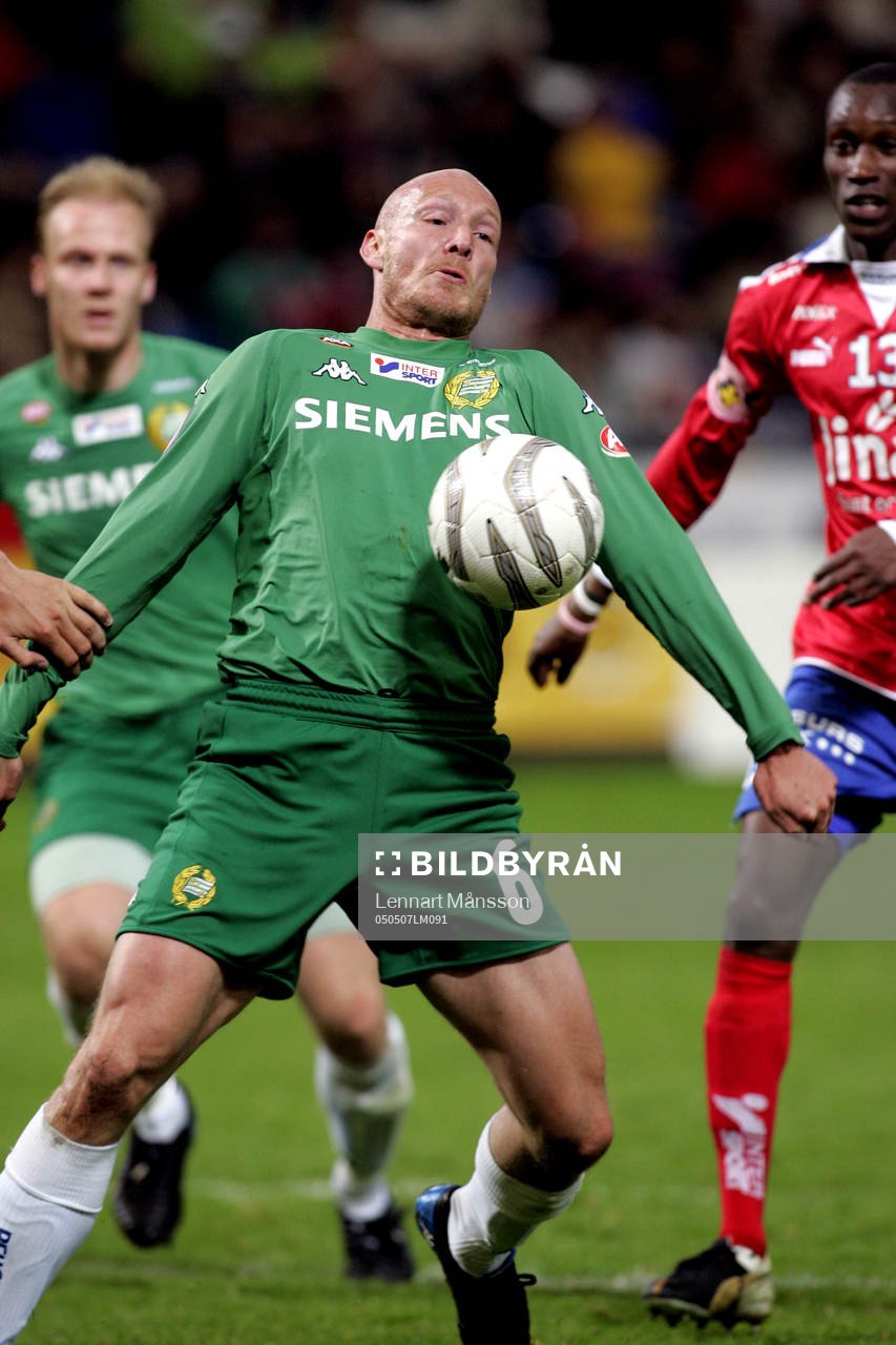 Niclas Hindsberg tar ner bollen