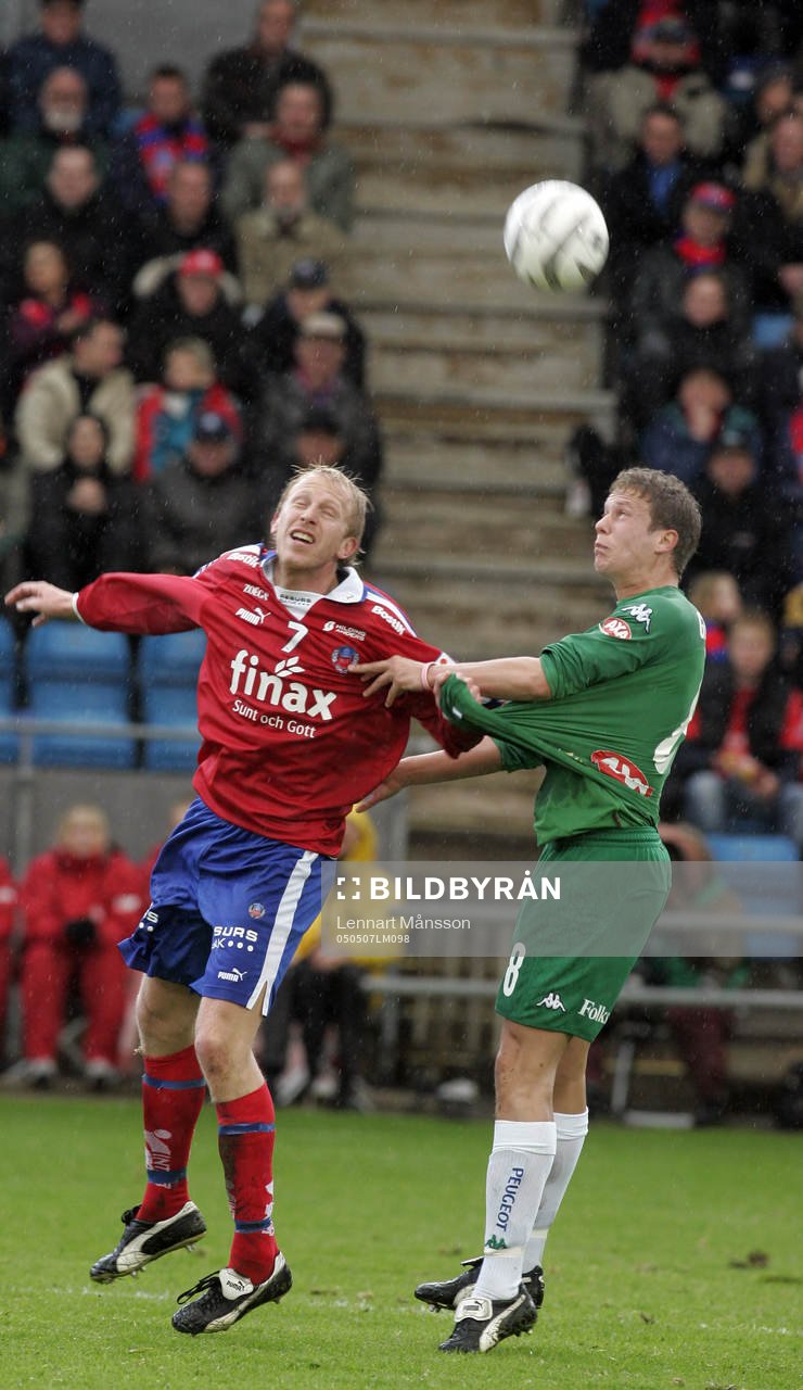 Gustaf Andersson nickar och drar Peter Gerrbrandt i tröjan