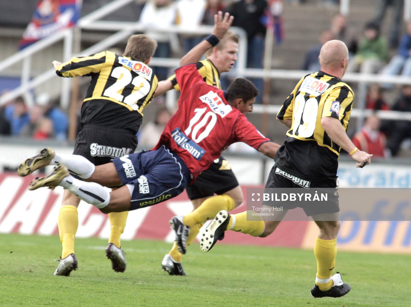 AILTON ALMEIDA OCH HANS ÖIS FÖLL MOT HÄCKEN