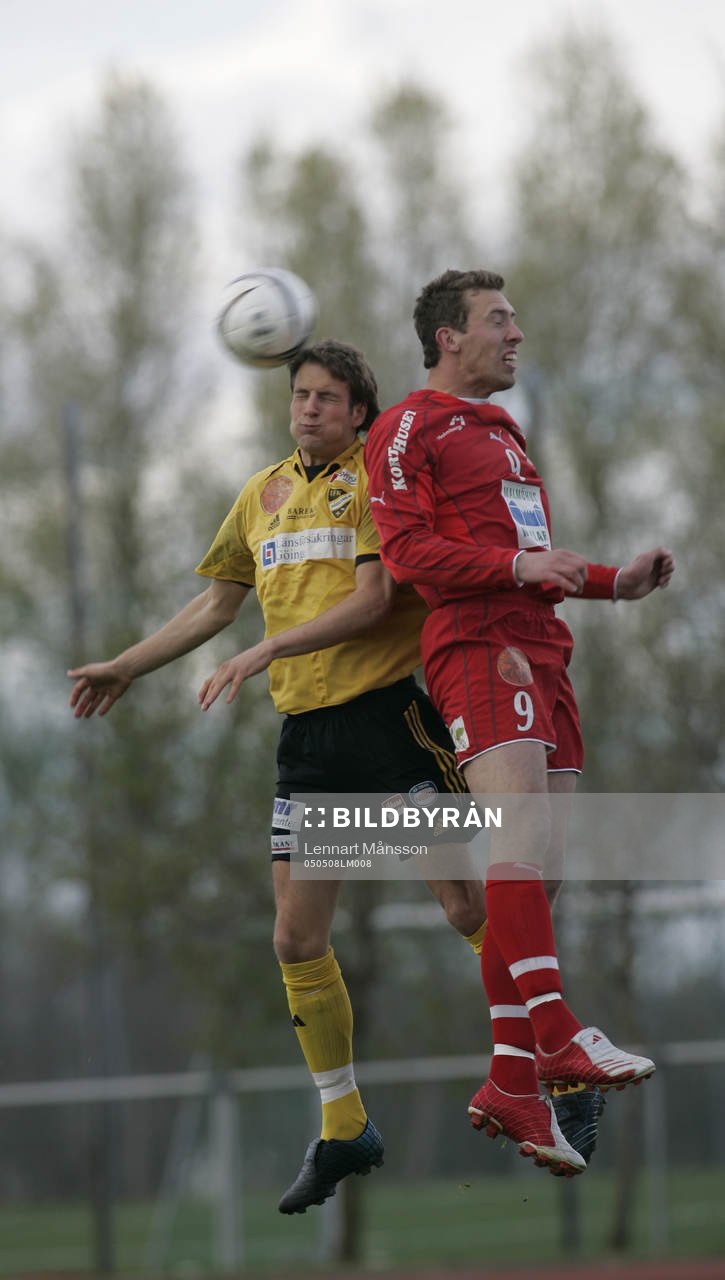 Mikael Dahlgren höjdduellerar med Martin Nordbladh.