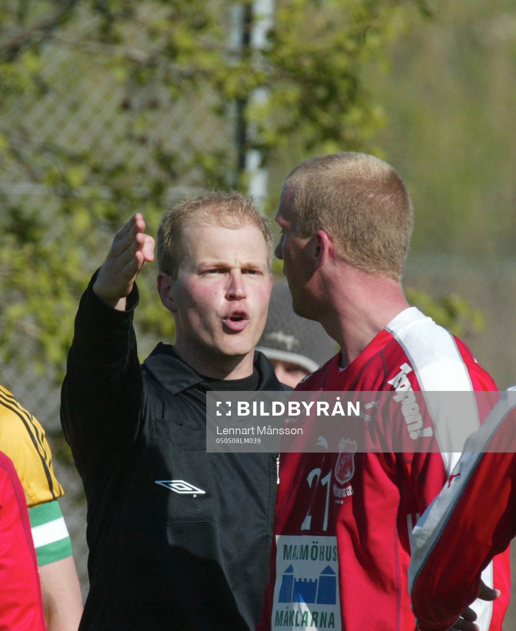 Domaren  Niklas Olsson, Ystad, tillrättavisar