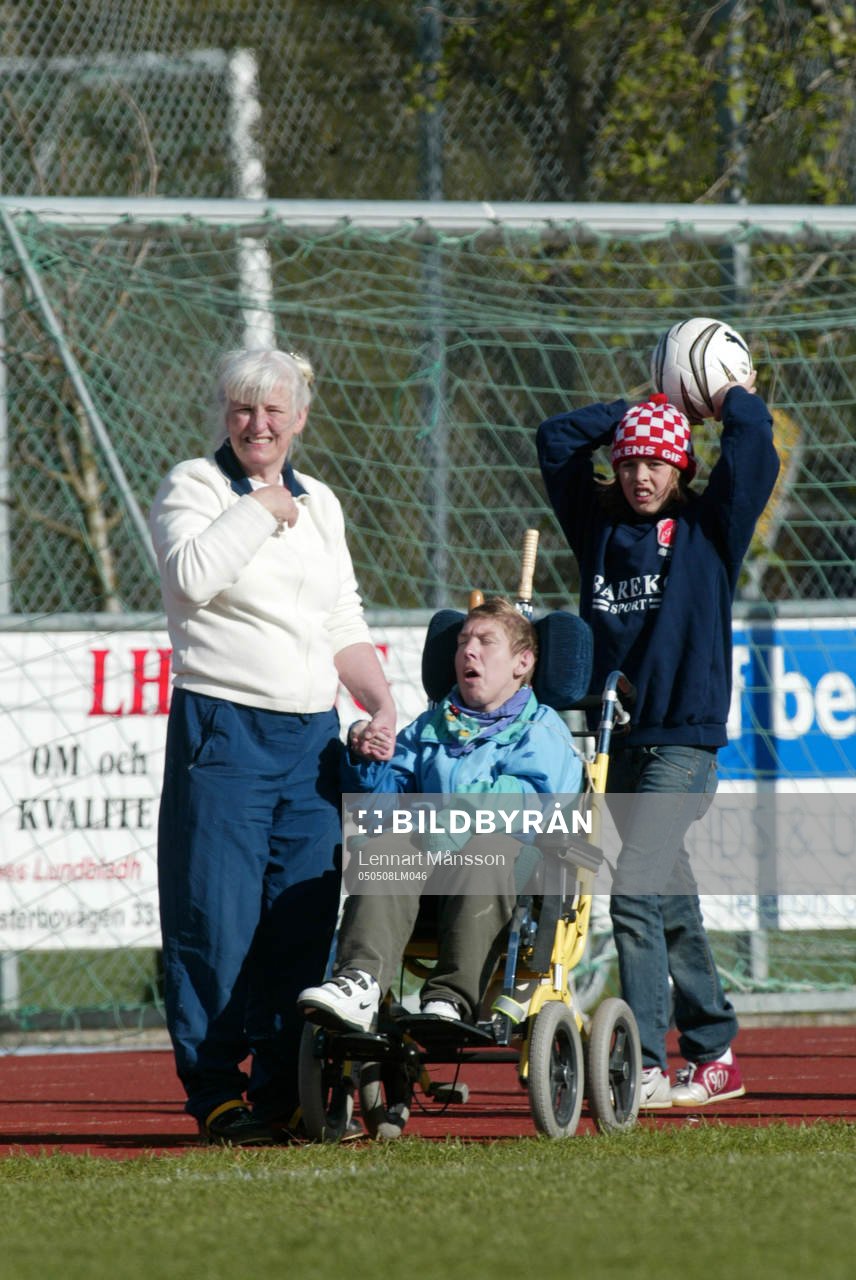 Handikappad på fotboll, rullstol, bollkalle
