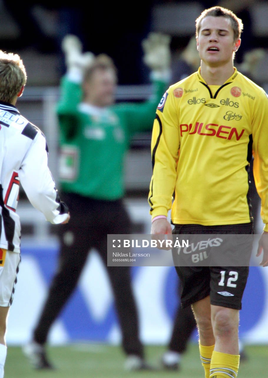 Mats Svensson, målvakt Landskrona jublar i bakgrunden och